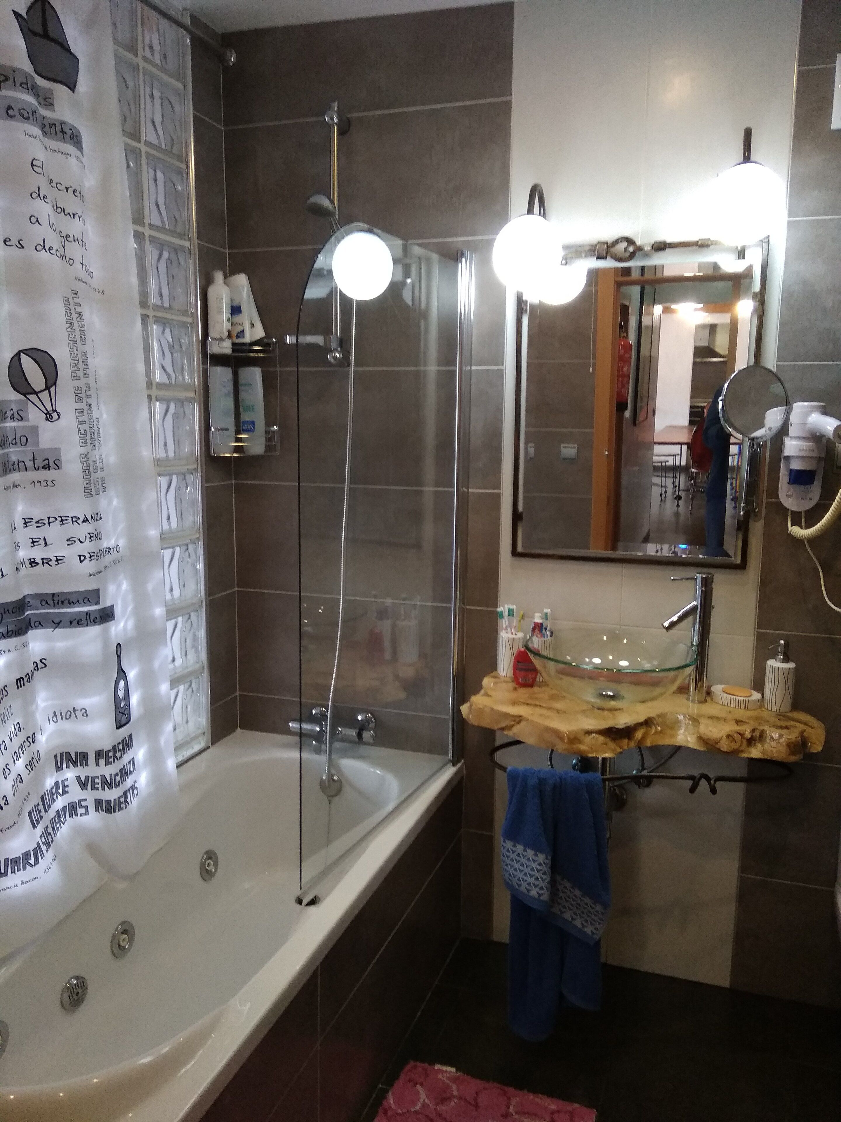 Combinació de dutxa i banyera i banyera d'hidromassatge 