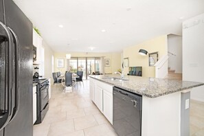 冰箱、微波炉、烤箱、炉灶