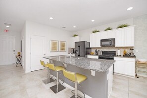 冰箱、微波炉、烤箱、炉灶