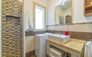 Regadera, secadora de cabello, bidet, toallas