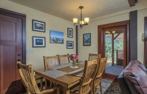 Dining - Modern cabin located close to the El Portal entrance to Yosemite National Park. (Mariposa)