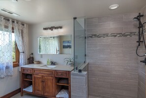 Badewanne, Haartrockner, Handtücher, Seife