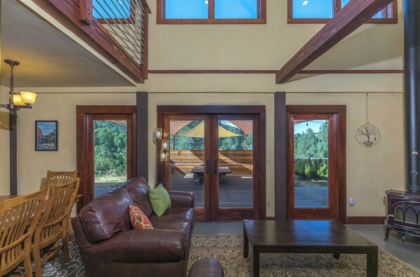 Interior - Modern cabin located close to the El Portal entrance to Yosemite National Park. (Mariposa)