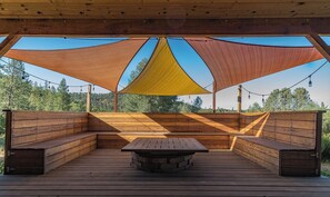 Outdoor dining - Modern cabin located close to the El Portal entrance to Yosemite National Park. (Mariposa)