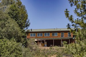Exterior - Modern cabin located close to the El Portal entrance to Yosemite National Park. (Mariposa)