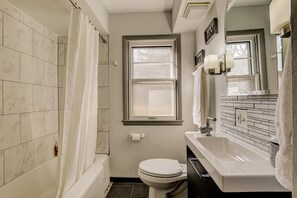 Badewanne, Haartrockner, Handtücher, Seife