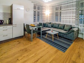 TV, books - Modern apartment meets classic Viennese style (Ottakring)