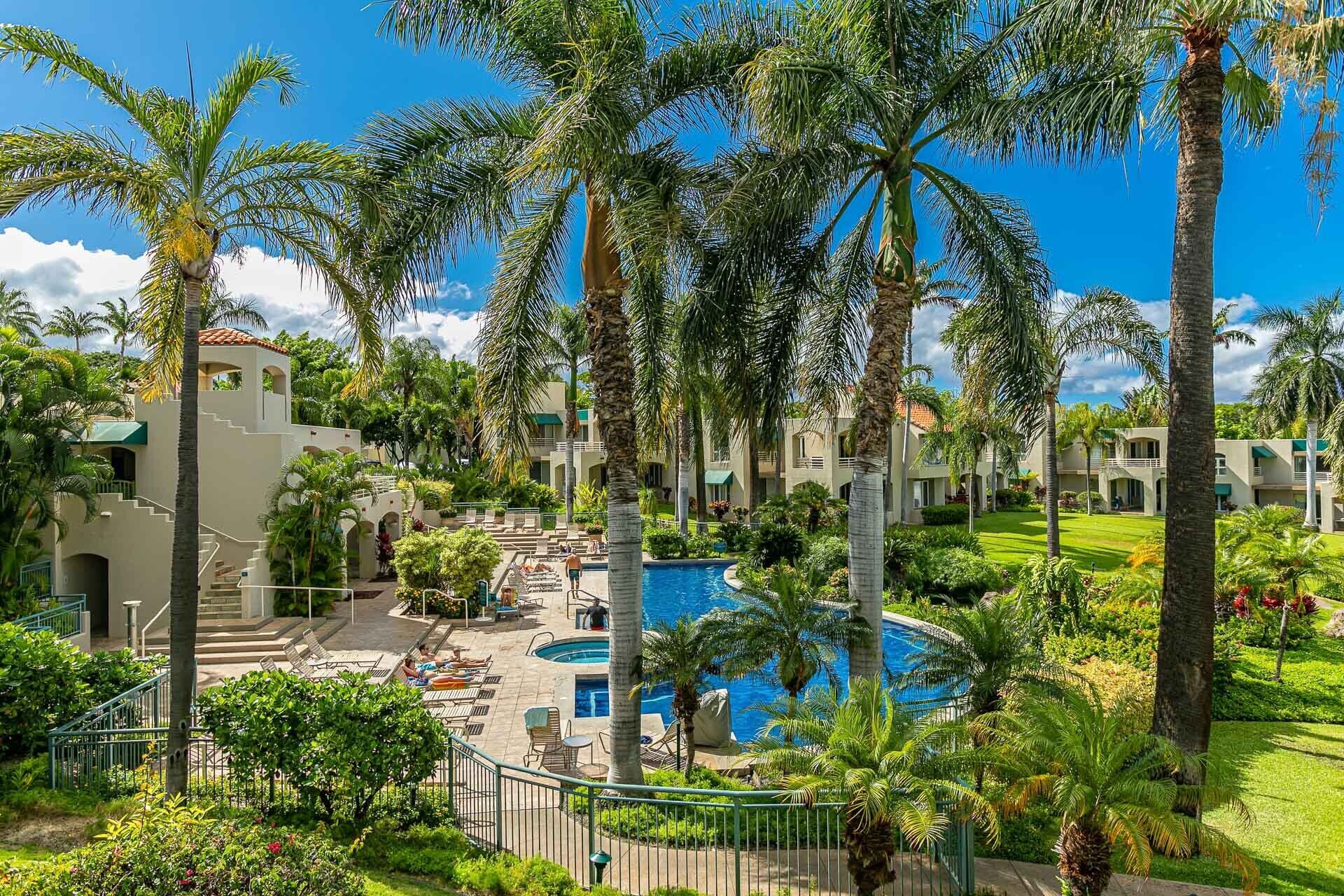 Una piscina al aire libre, una piscina climatizada