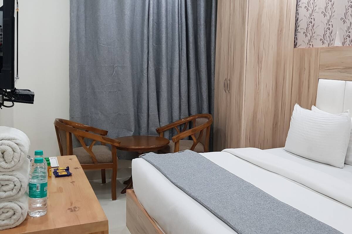 Schreibtisch, laptopgeeigneter Arbeitsplatz, schallisolierte Zimmer