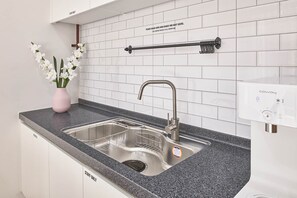 Nevera en la zona común, microondas y tostadora