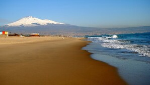 A beach with a mountain in the background. - Central Station House Riccardo (Catania)