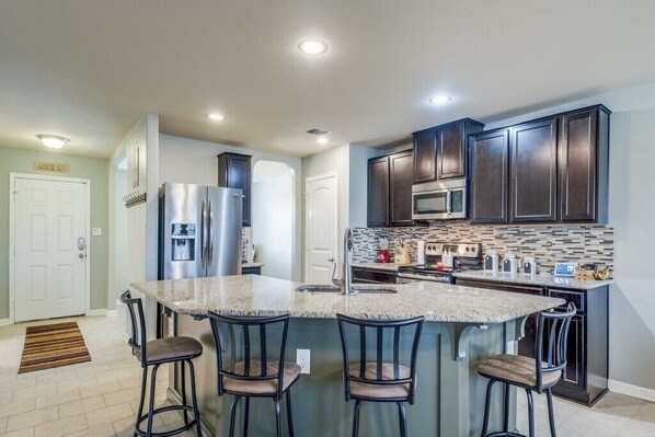 Fridge, microwave, oven, stovetop - Spacious home for a family getaway to San Antonio.  Close to everything!  (San Antonio)