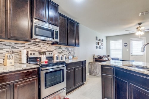 Spacious home for a family getaway to San Antonio.  Close to everything! 