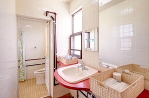 Shower, hair dryer, towels, soap - Condo Blue Mountains (沖縄市)
