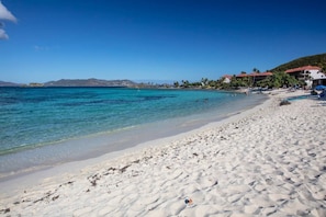 Espreguiçadeiras, toalhas de praia