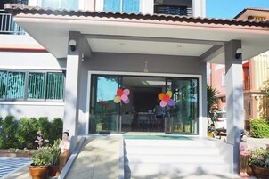 Entrada al alojamiento