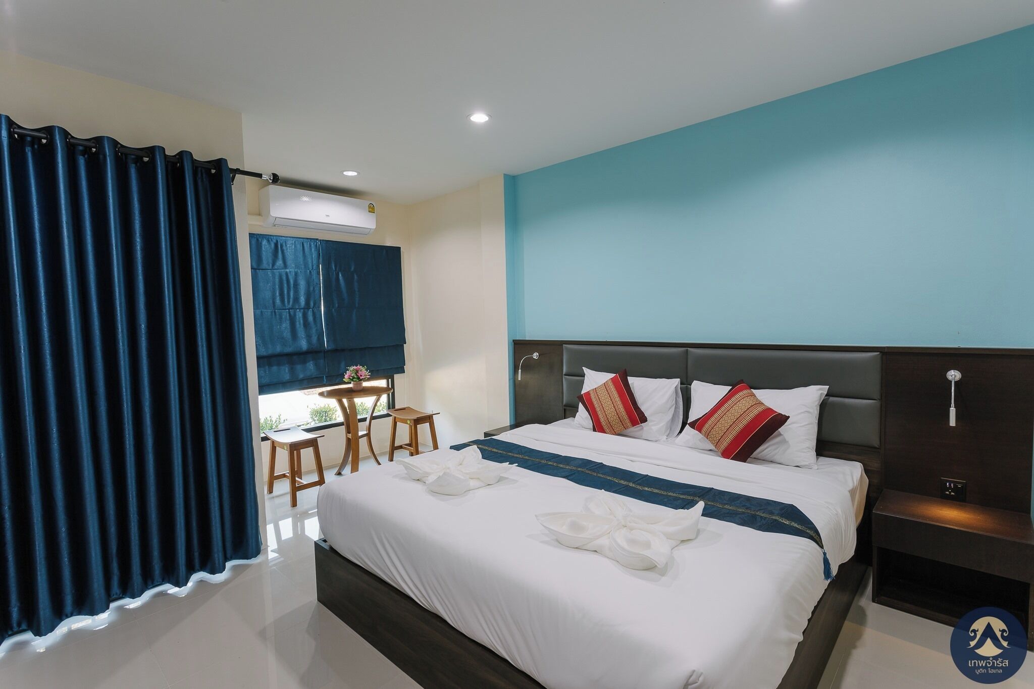 Blackout drapes, free WiFi, bed sheets