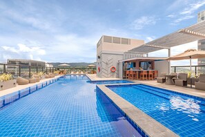 Outdoor pool, pool umbrellas, sun loungers - Seda Central Bloc Cebu (Cebu City)