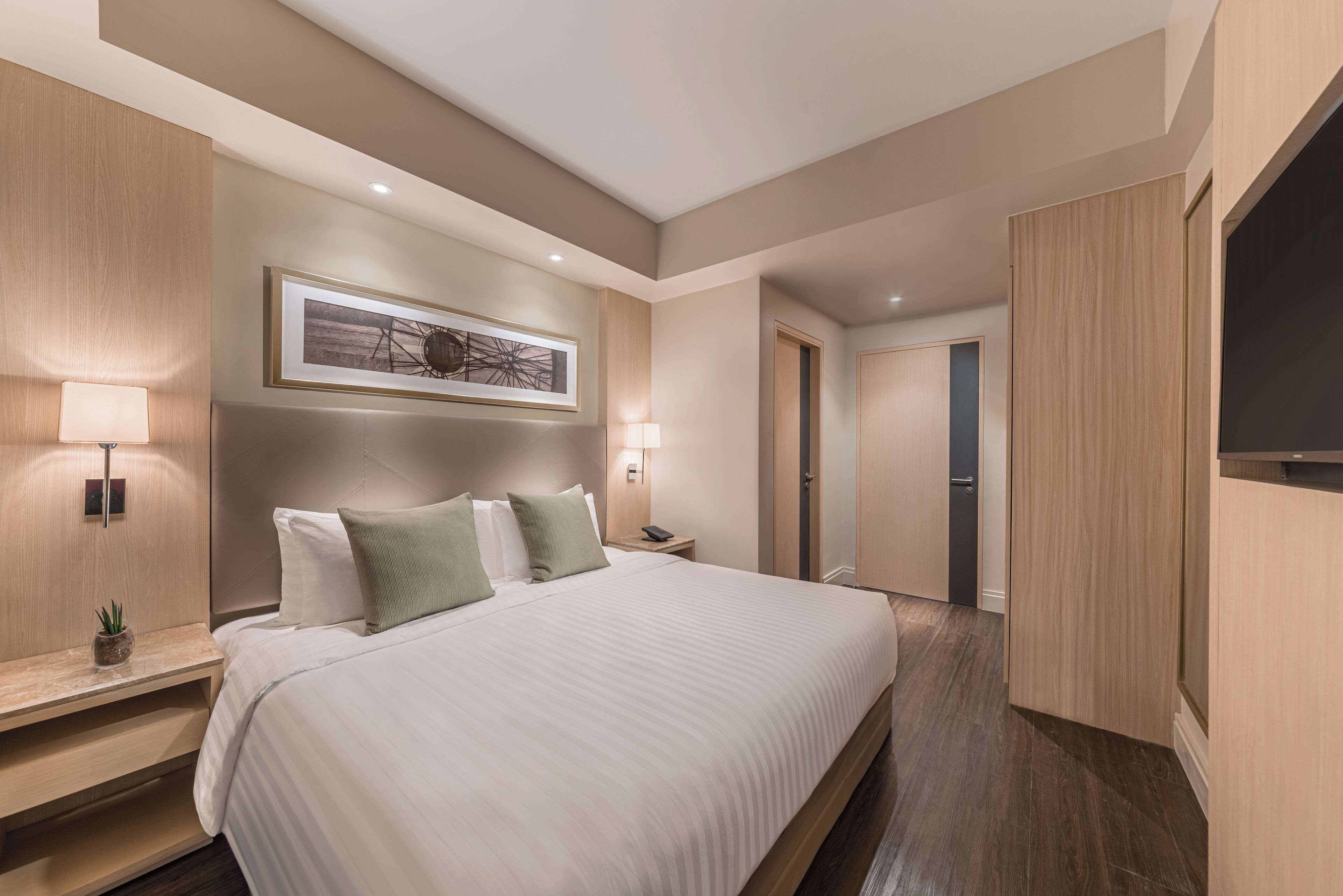 deluxe room | 1 bedroom, minibar, in-room safe, individually furnished
