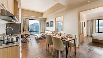 1 King Bed, 2 Single Beds, Two-Bedroom with Kitchenette and Living Area | Minibar, in-room safe, individually furnished, desk