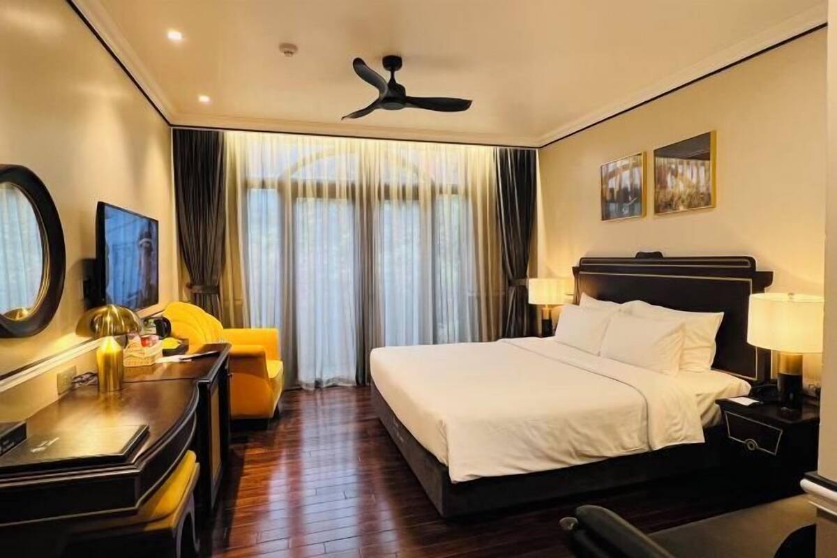 Hypo-allergenic bedding, minibar, in-room safe, desk