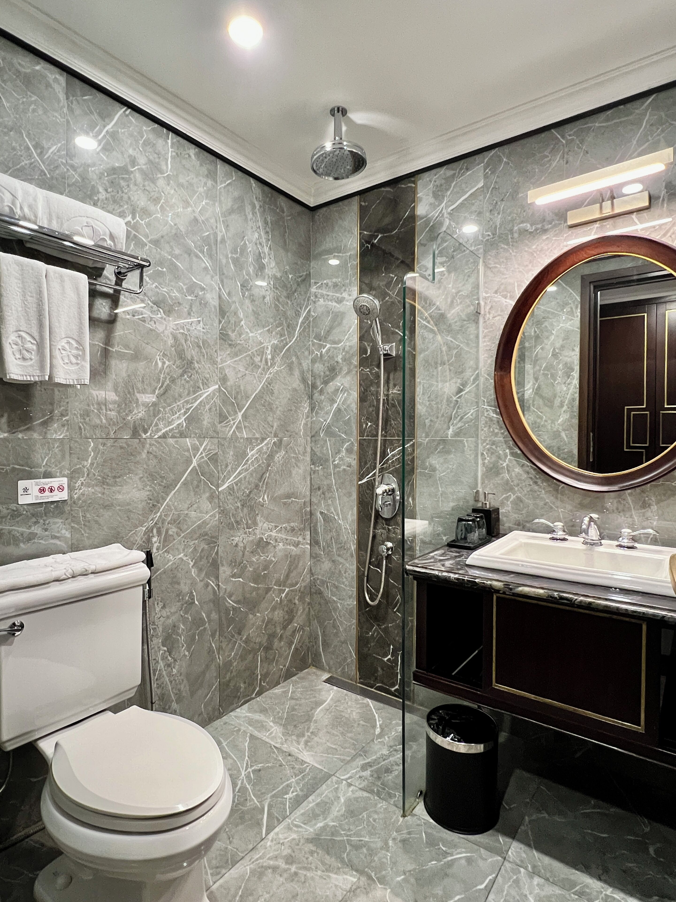 Shower, hydromassage showerhead, free toiletries, hair dryer