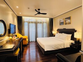 Hypo-allergenic bedding, minibar, in-room safe, individually furnished