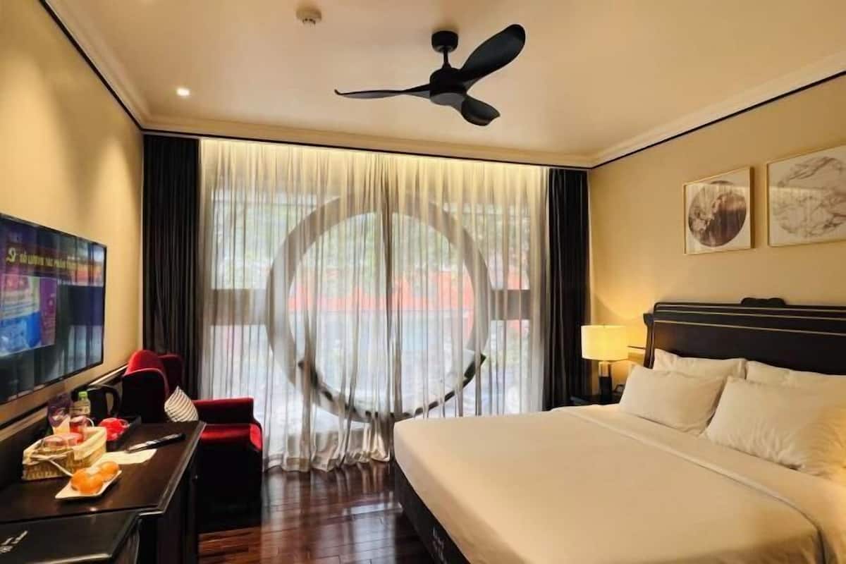 1 bedroom, hypo-allergenic bedding, minibar, in-room safe