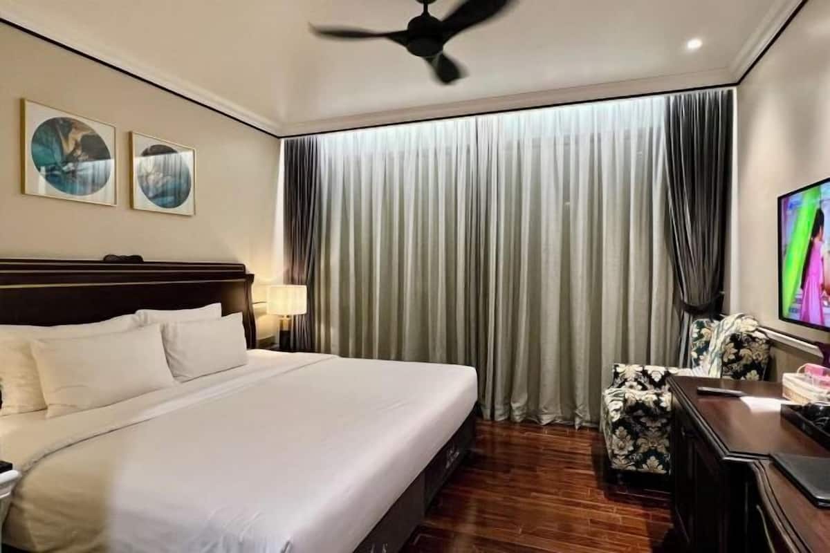 Hypo-allergenic bedding, minibar, in-room safe, desk