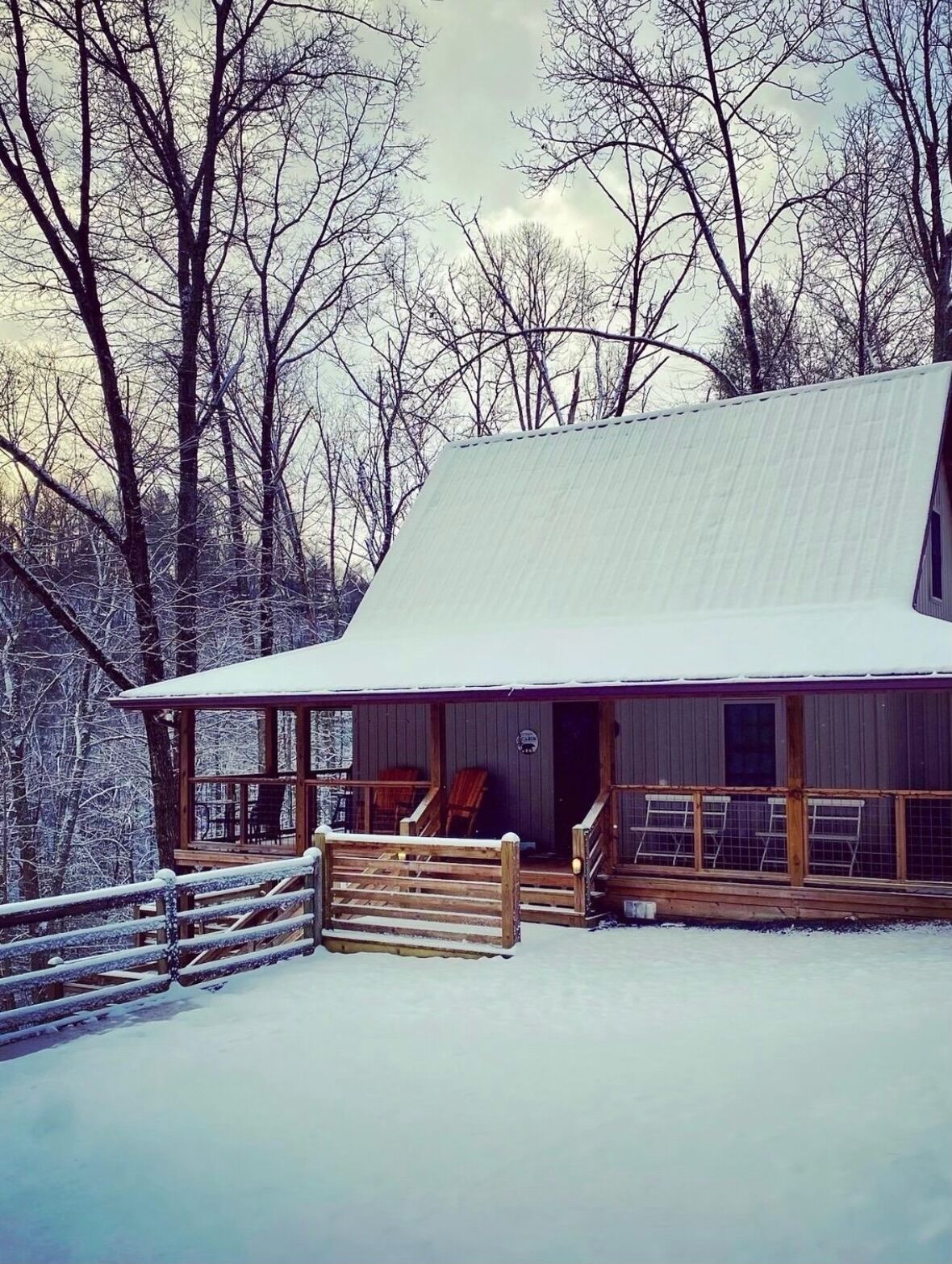 **Cozy Riverfront Cabin in the woods** 4bed/2bath
