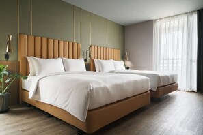 Premium bedding, down duvets, desk, laptop workspace - Kindness Day Hotel (Tainan)