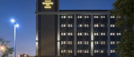 Fachada de la propiedad por la tarde o noche