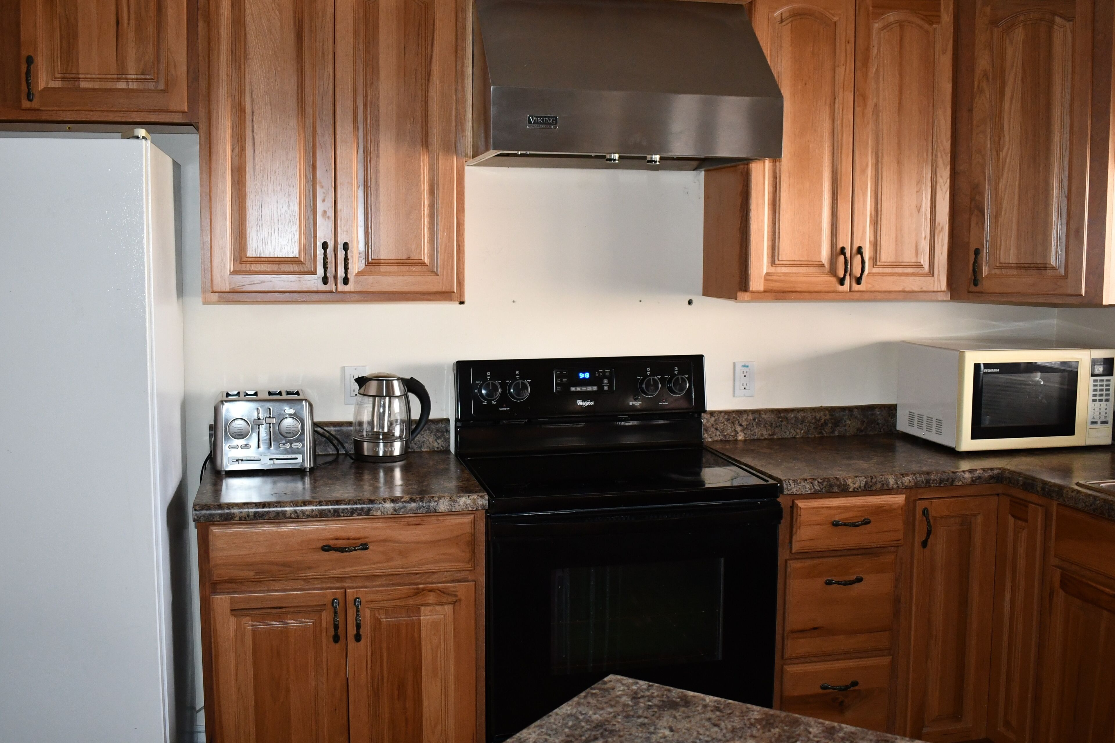 Kühlschrank, Ofen, Herdplatte, Wasserkocher mit Kaffee-/Teezubehör