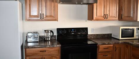 Réfrigérateur, four, plaque de cuisson, cafetière/bouilloire