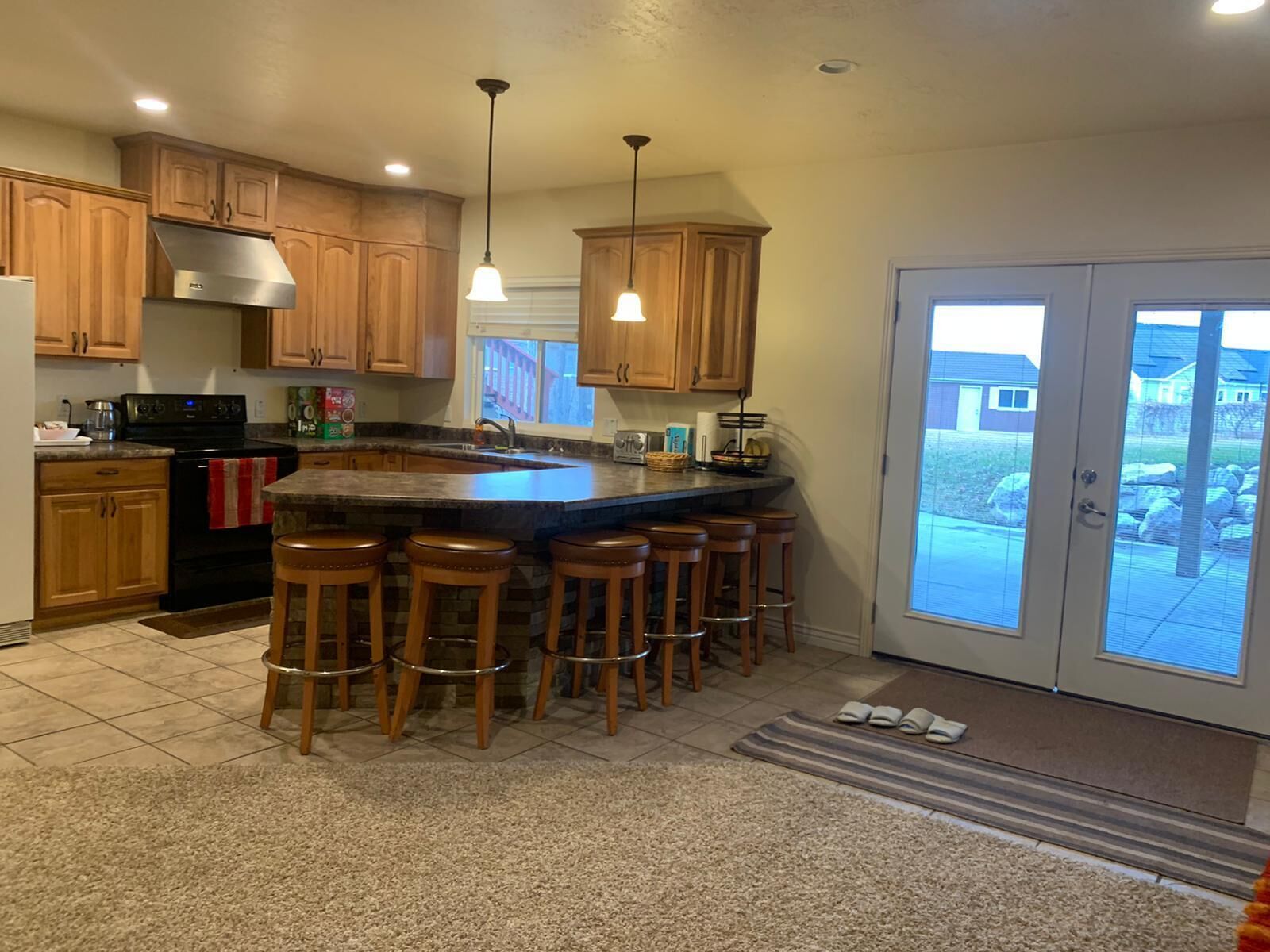 Fridge, oven, stovetop, coffee/tea maker