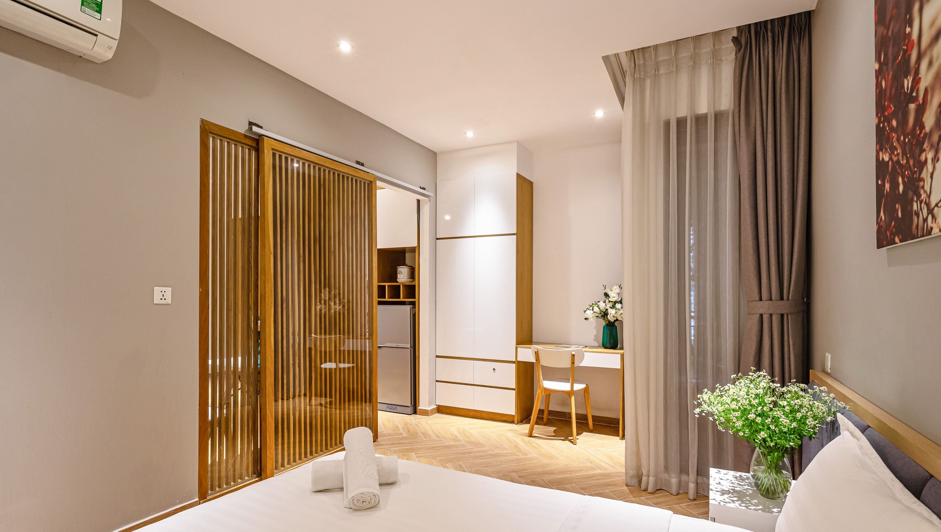 Basic-Apartment | Individuell dekoriert, individuell eingerichtet, Schreibtisch