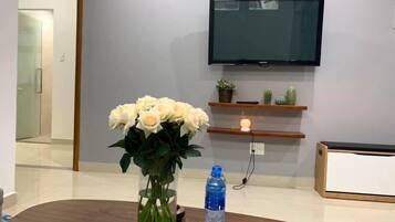 Deluxe Apartment | Desk, laptop workspace, blackout curtains, soundproofing