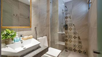 Junior tweepersoonskamer, uitzicht op stad | Badkamer | Een douche, gratis toiletartikelen, een haardroger, pantoffels