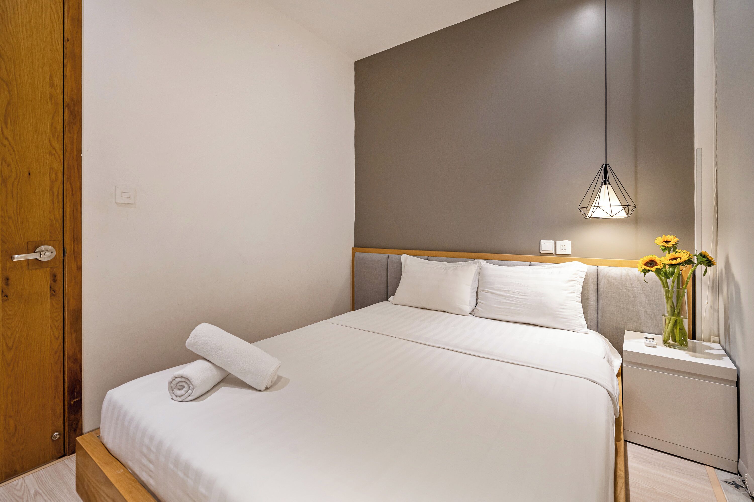 Apartamento básico, vistas a la ciudad | Escritorio, espacio para trabajar con un portátil, cortinas opacas