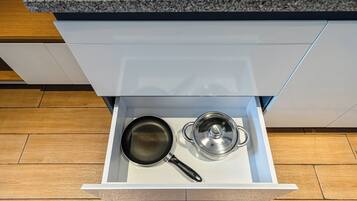 Un tiroir de cuisine contenant une poêle et une casserole.