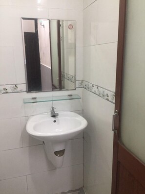 Deluxe Double Room | Bathroom | Shower, free toiletries, towels - OYO 751 K300 Hotel (Ho Chi Minh City)