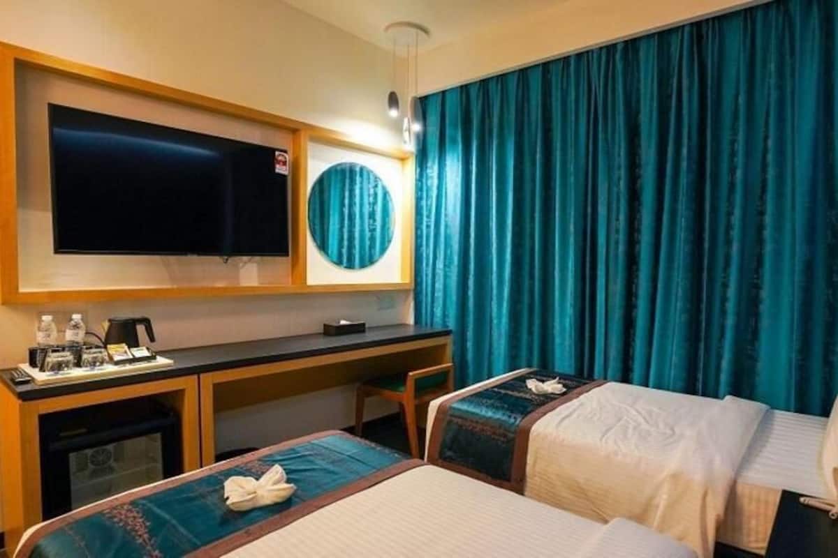 Minibar, caja de seguridad en la habitación y escritorio
