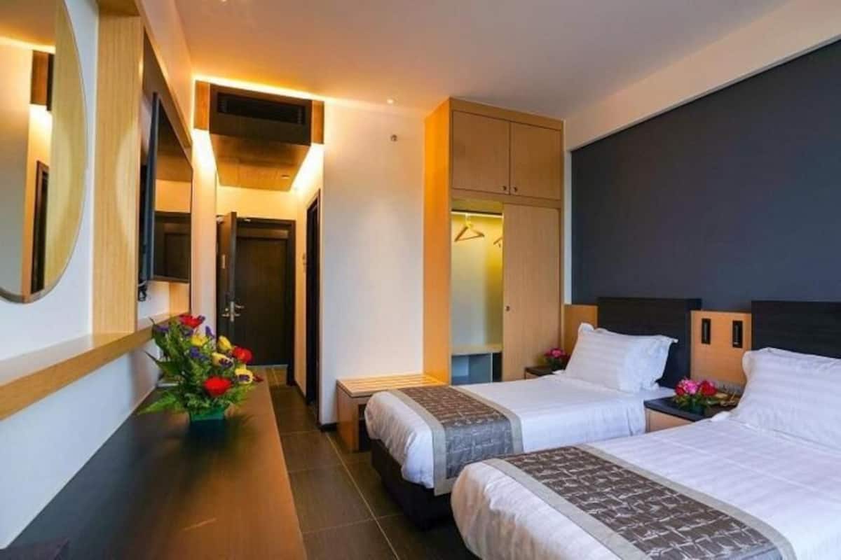 Minibar, caja de seguridad en la habitación y escritorio