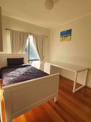 3 chambres, fer et planche à repasser, Wi-Fi, draps fournis