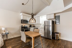 Fridge, microwave, oven, dishwasher - Holladay Guesthouse Secluded Studio (Holladay)