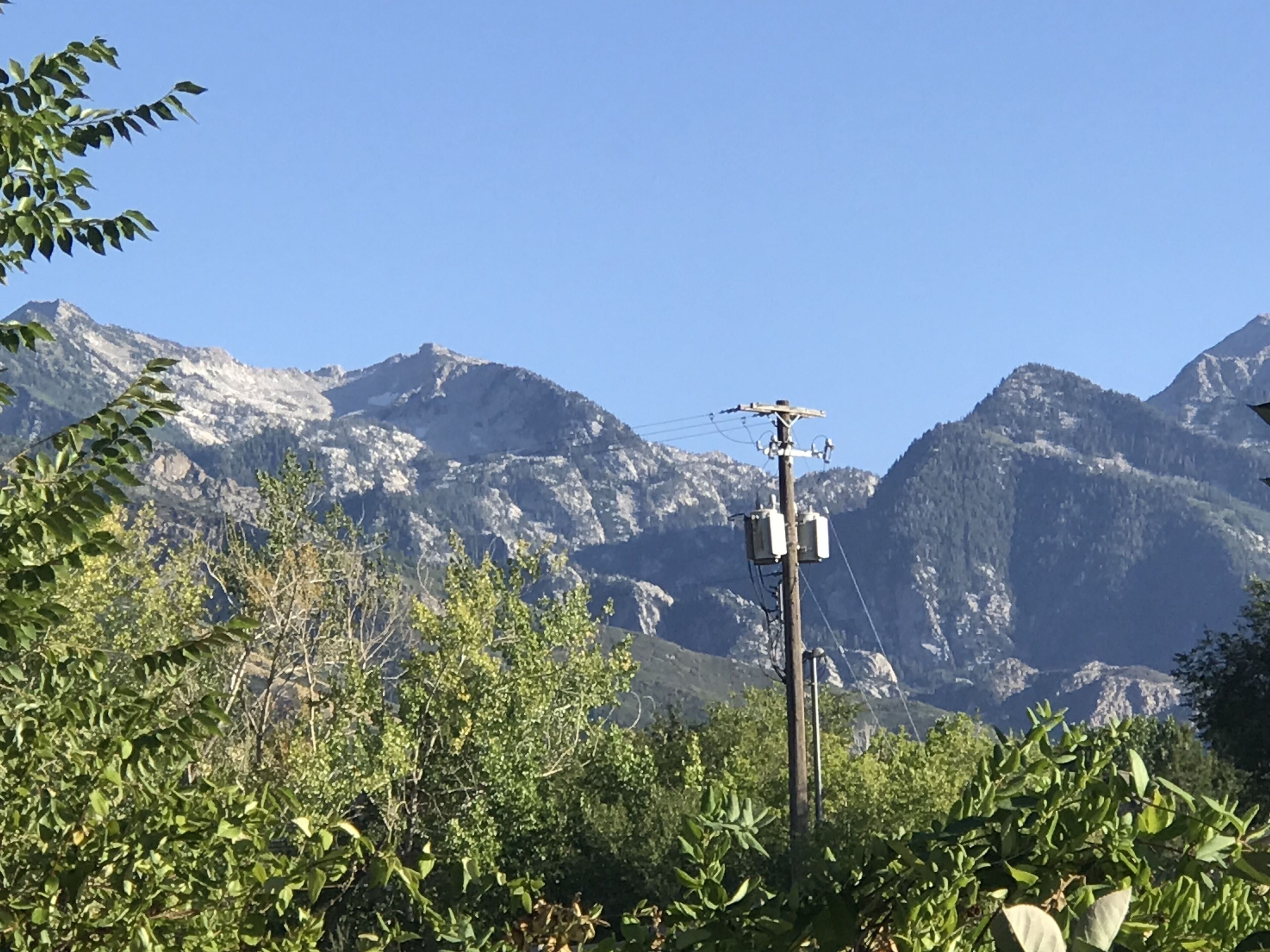 Paesaggio montano con un palo della luce in primo piano.