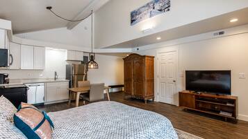 Tabla de planchar con plancha, wifi gratis y ropa de cama