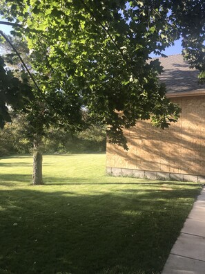 Property grounds - Holladay Guesthouse Secluded Studio (Holladay)
