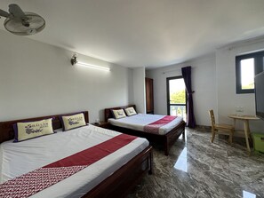 Neljän hengen superior-huone | Minibaari, työpöytä, ilmainen Wi-Fi, vuodevaatteet