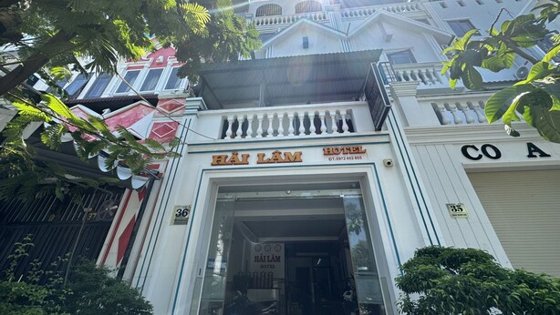 De ingang van Hài Lâm Hotel, met een goed zicht op de ingang en omliggende gebouwen.